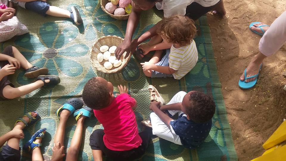 Enfants jouant dans le jardin sécurisé