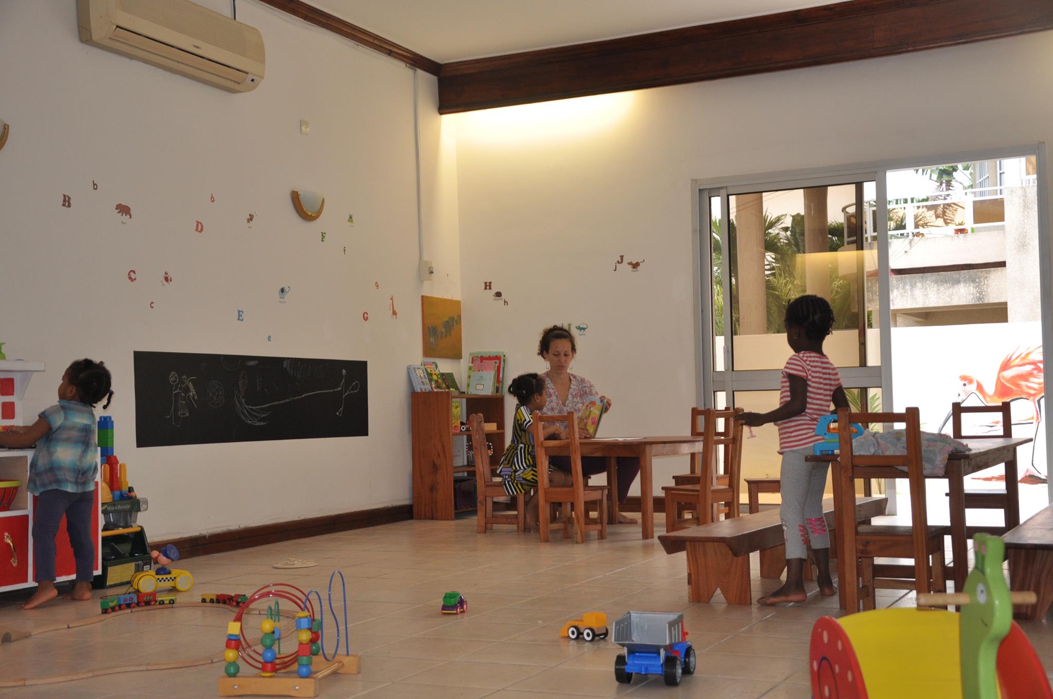 Moment calme de lecture avec une éducatrice