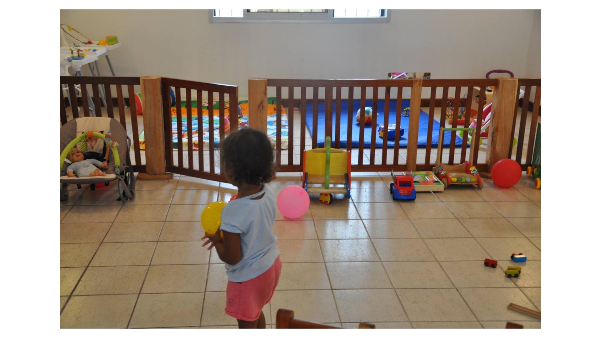 Enfants heureux participant à des activités éducatives dans un environnement coloré et sécurisé