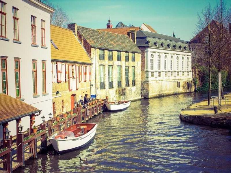 Salle de classe lumineuse avec mobilier adapté